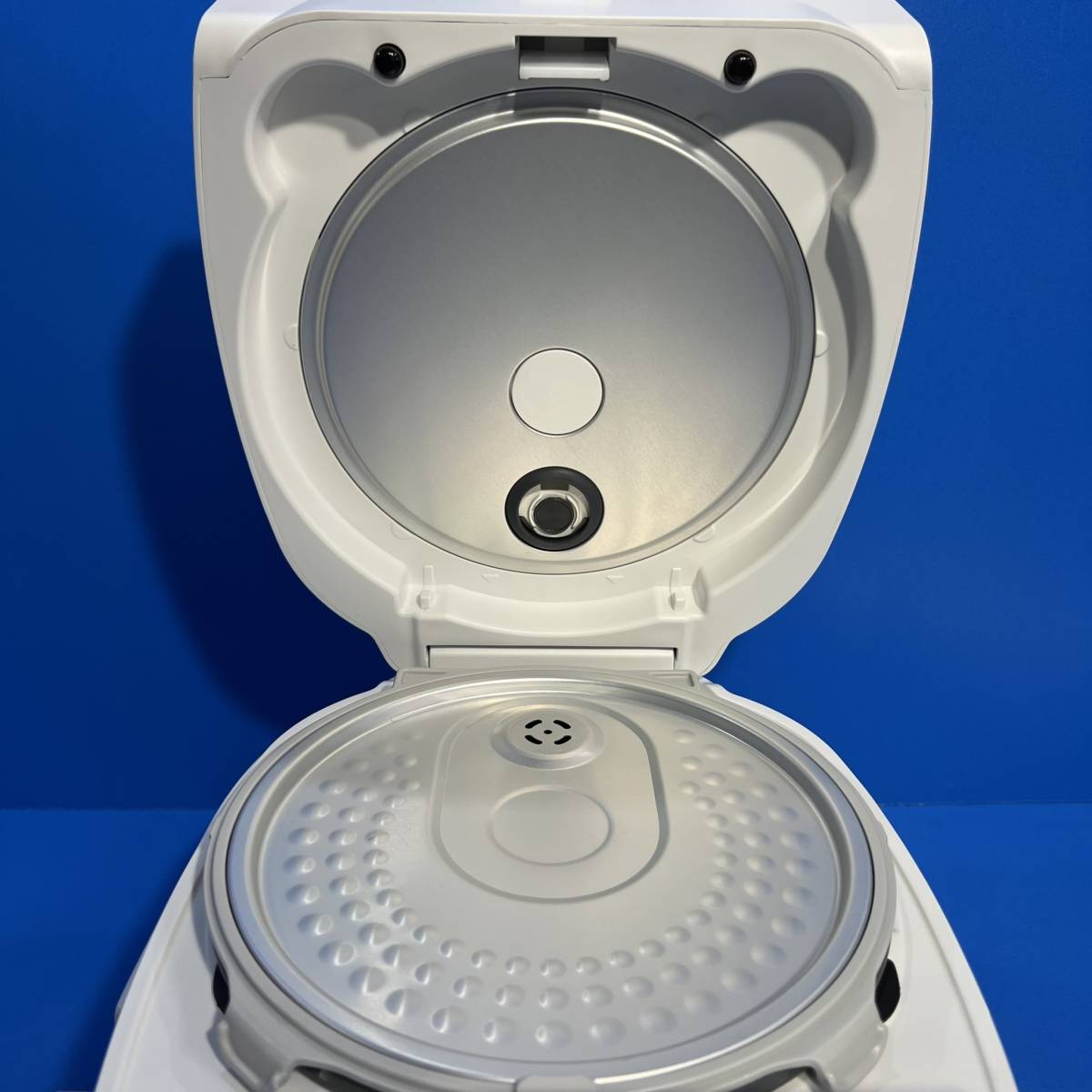 千葉県四街道市のお客様より 東芝 　TOSHIBA　RC-10HR-W　 炊飯器　 ホワイト　2021年製　高年式　家庭用　5.5合　保証書ありをお買取させて頂きました！