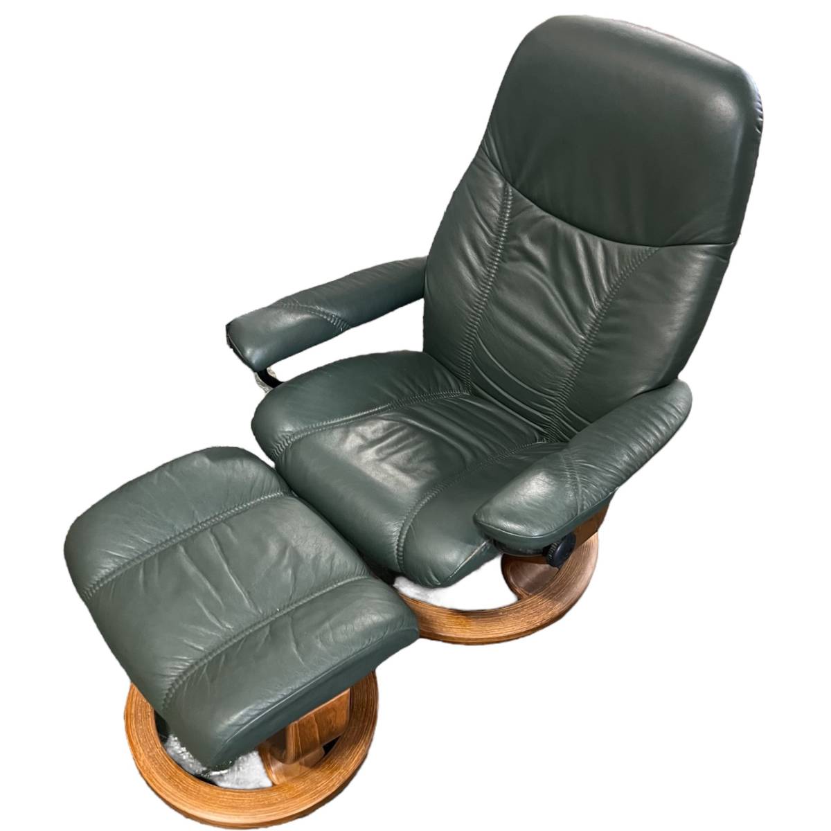 東京都杉並区のお客様より エコーネス EKORNES コンサル クラシックベース オットマン付 リクライニング 本革 レザー 北欧家具をお買取させて頂きました！